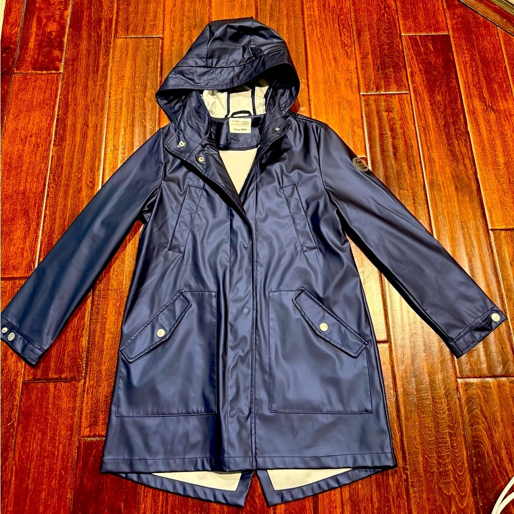Zara girl’s hooded raincoat for Spring and Summer.  Water repellant. SIZE 11-12.